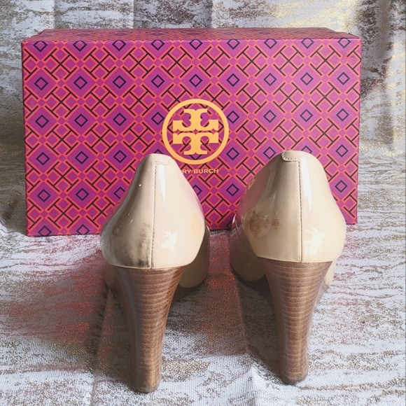 Tory Burch Jade 85mm peep toe wedge in Beige patent leather - Picture 5 of 10
